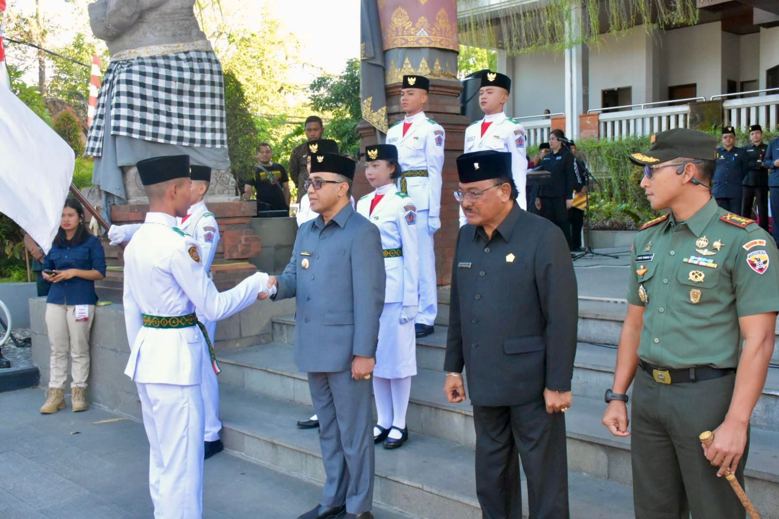 podiumnews.com-Emban Tugas Mulia, Walikota Denpasar Kukuhkan Paskibraka